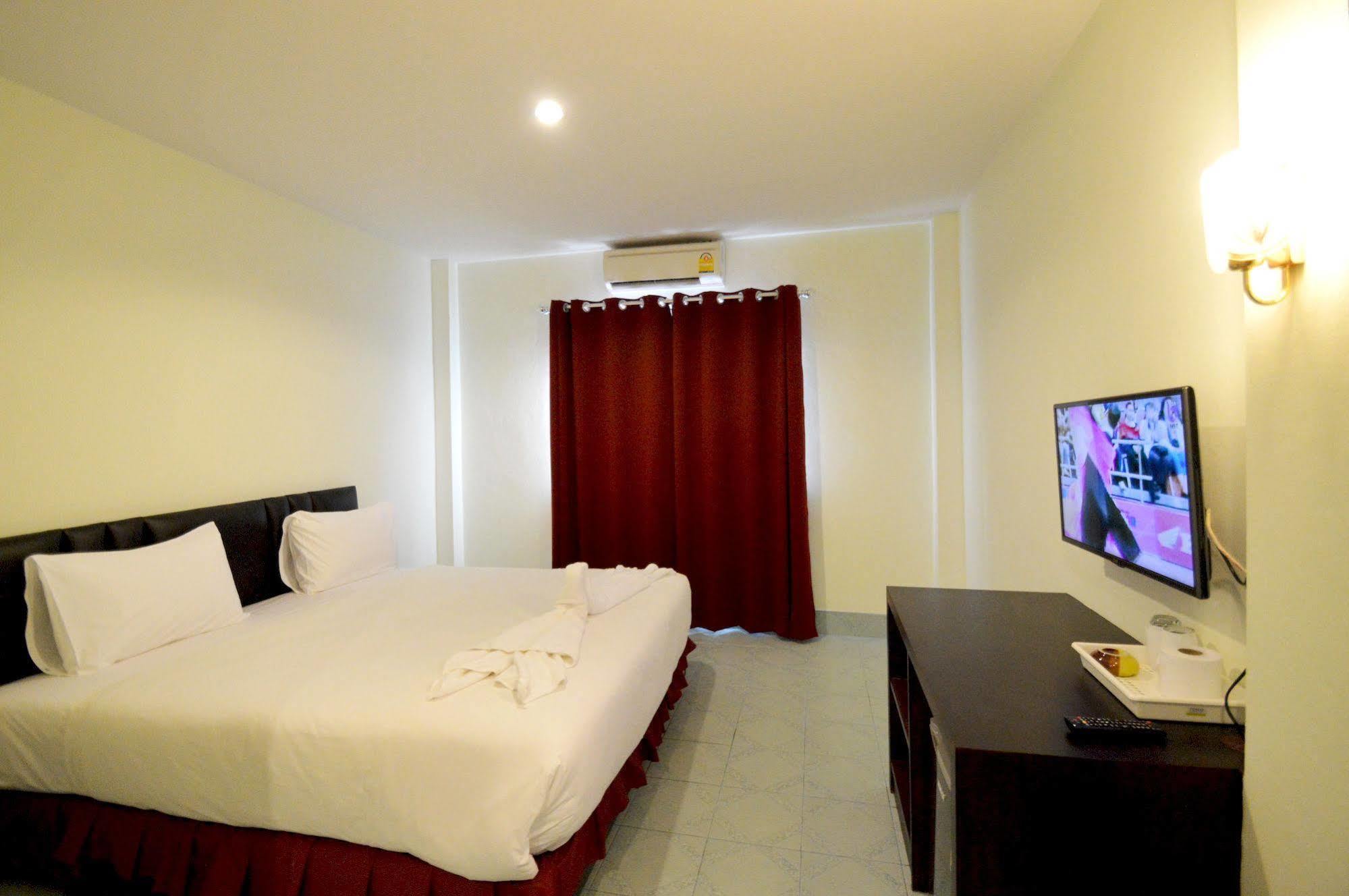 Paripas Express Patong Hotel Bagian luar foto