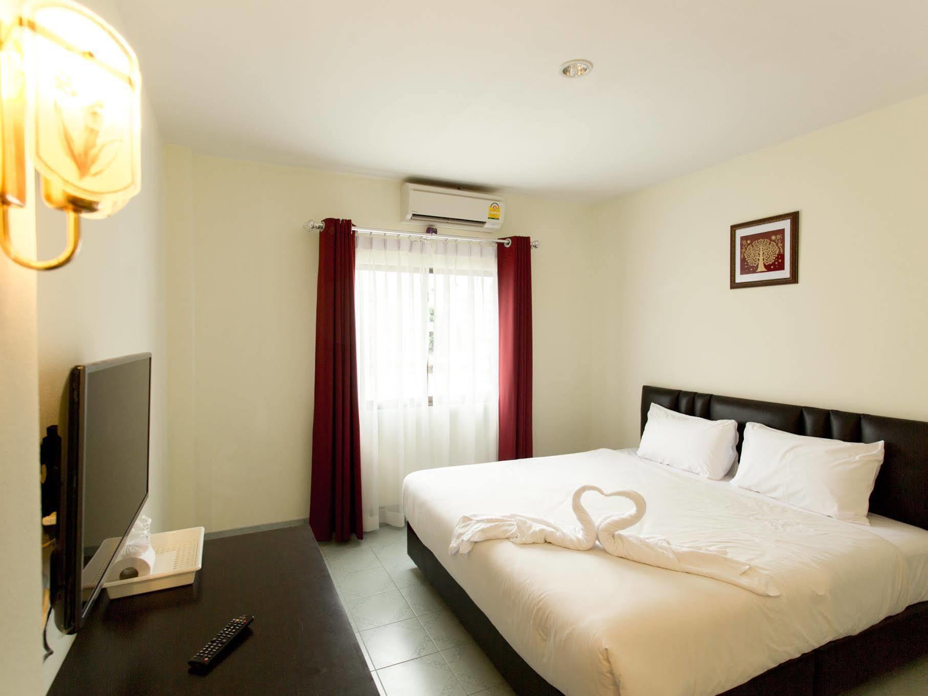 Paripas Express Patong Hotel Bagian luar foto
