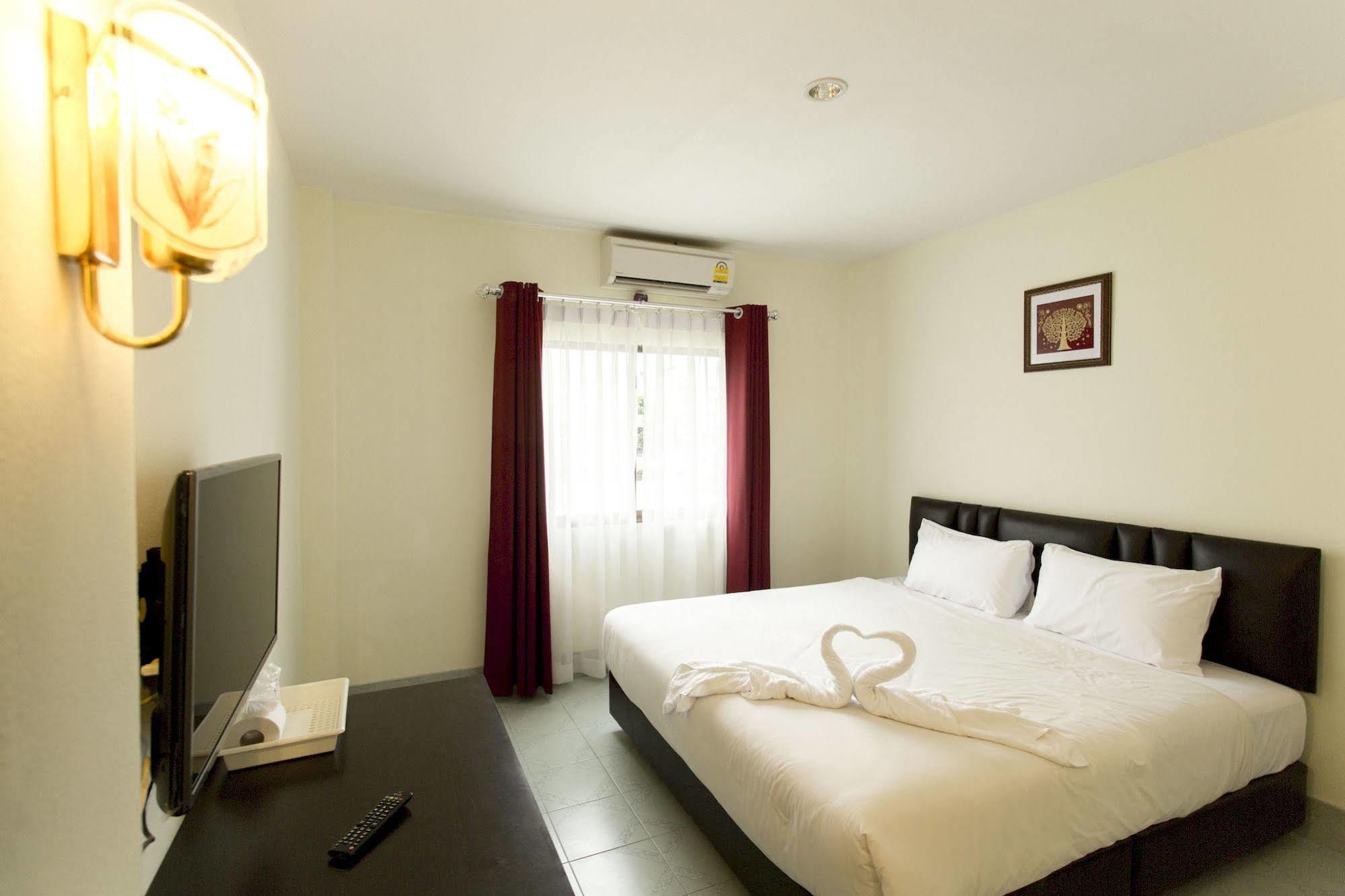 Paripas Express Patong Hotel Bagian luar foto
