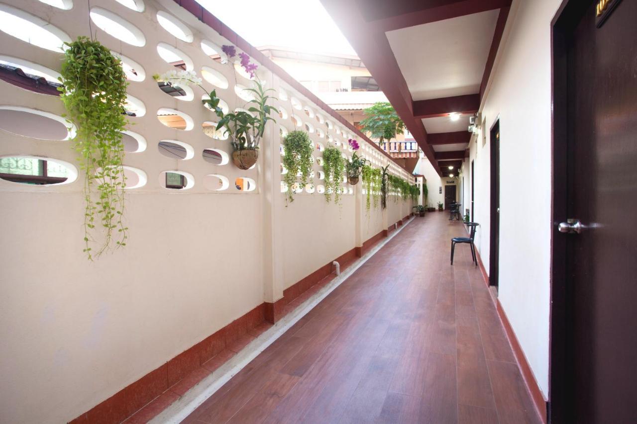 Paripas Express Patong Hotel Bagian luar foto